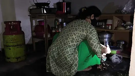 Teyzem sebze kesiyor, ben de ona sarıldım ve götten sikişmeye başladım.