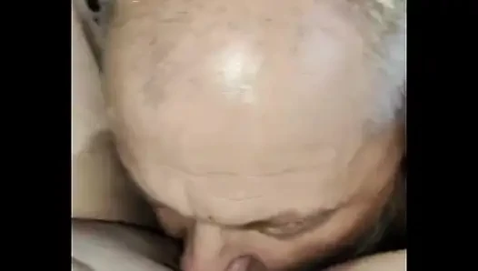 Tatlı bir şekilde ağzından sikişiyor