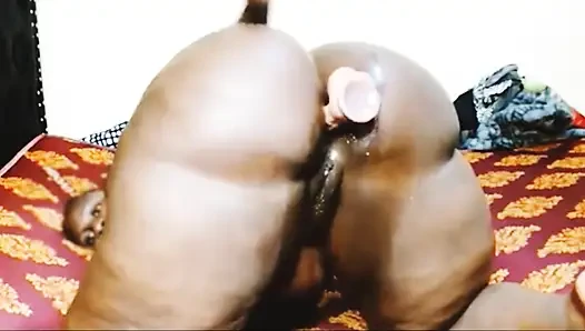 Şişman götlü iri güzel kadın ıslak osuruklar ve delikler ile anal dildo yapıyor