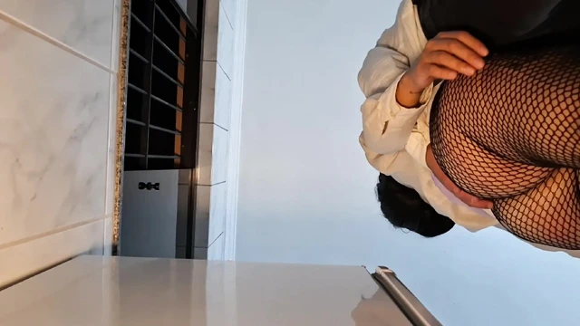 İcra kurulu başkanı ofiste tokatlandı ve götünü siktirdi.