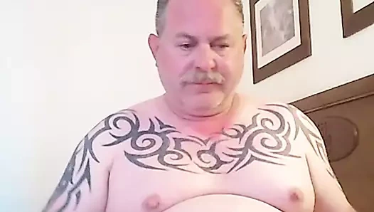 Şişman karınlı bıyıklı baba