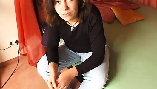 Брюнетка с маленькими сиськами трахает пальцами и трет ее киску