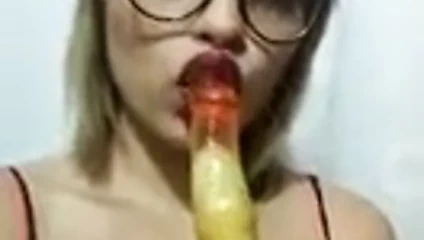şehvetli fahişe lucy emme bir büyük yapay penis