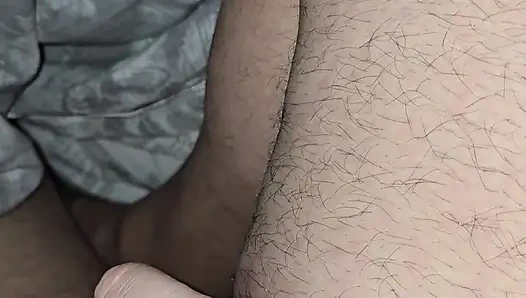 Üvey anne kocasıyla kavga ettikten sonra üvey oğlunun evine geldi ve sikini elle muamele çekti