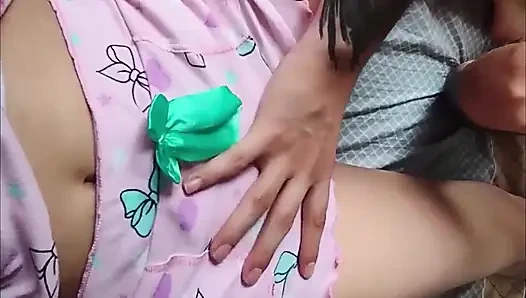 Üvey kız pijamalarıyla beni baştan çıkarıyor ve sonunda ona her yerinden dokunuyorum