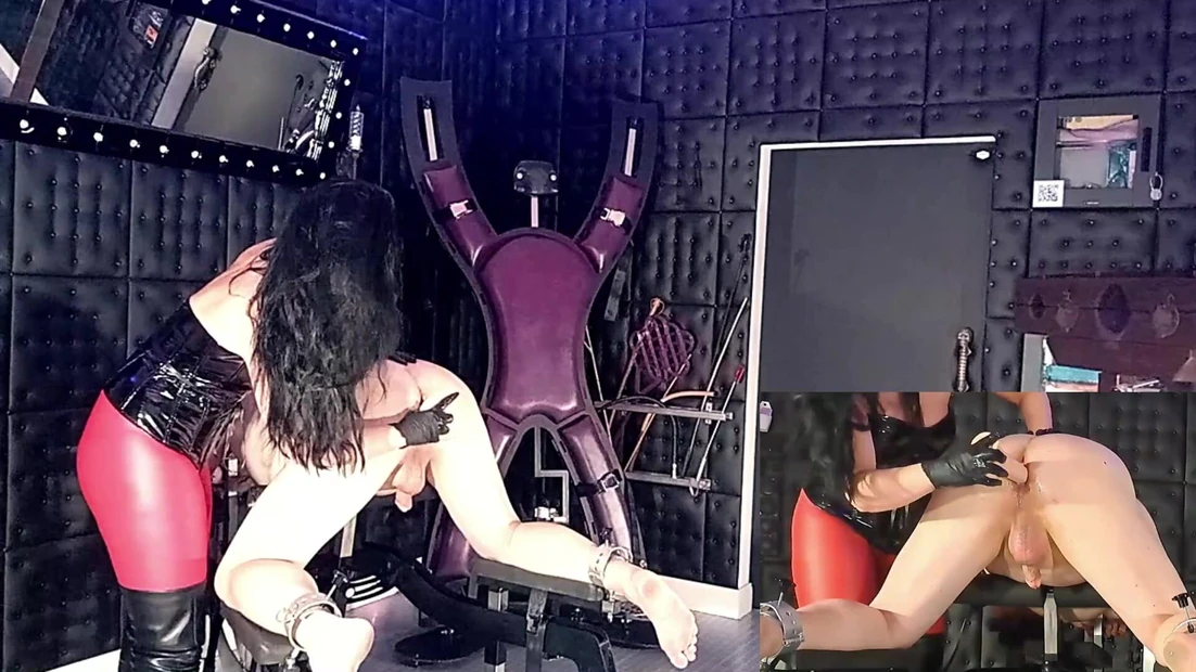 Трахнутая рабская дырка
Раб, практически зафиксированный над баком и готовый трахаться является задницей пизды. С мясистым, большим резиновым членом я трахаю анальную пизду моей рабыни