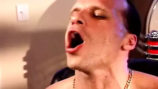 Sarışın swinger gets yardım ile anal sikme ve dağınık yüz