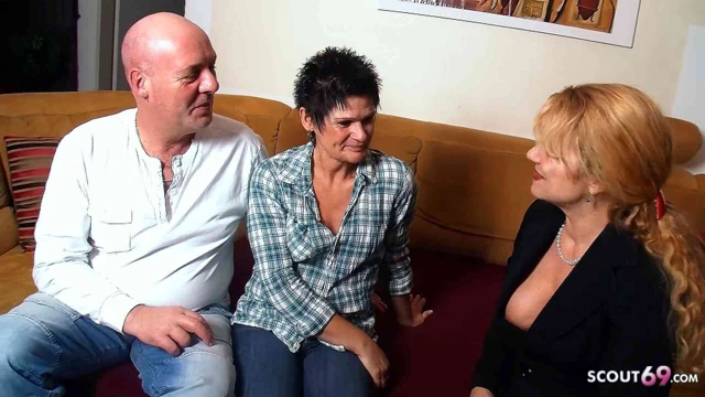 Gerçek Alman olgun çift amatör oyuncu seçmelerinde ffm üçlü seks yapıyor