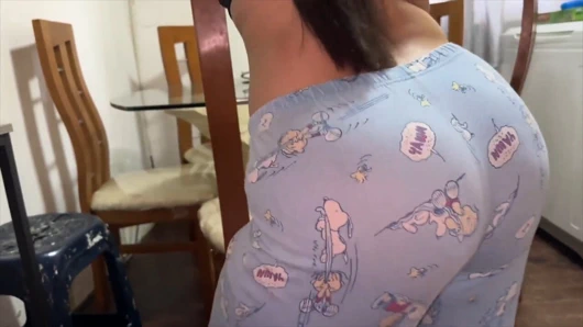 Kayınvalidesi sonunda onu 💦 siken damadına büyük götünü gösteriyor