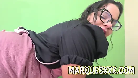 Azgın tombul manikürcü bekleyemedi