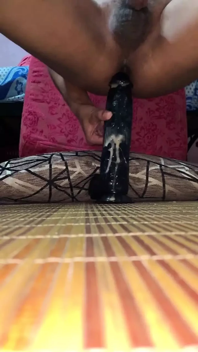 12 inçlik bir dildo özlemi olan eski bir videoya rastladım. Alışveriş yapan var mı? Hehehe