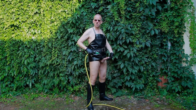 Azgın lastik bahçıvan 22 (ıslak oyun ve yarakla işeme)