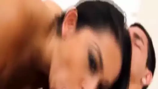 güzel kızın kedi ile hint derin boğaz