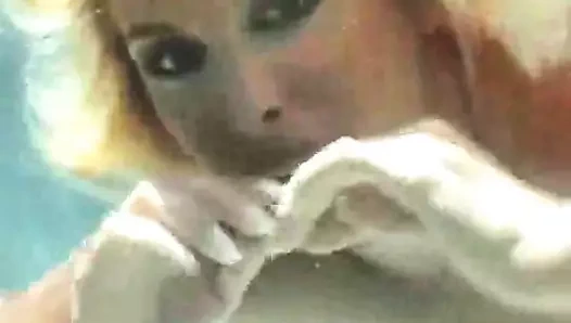 Holly verir bir altında su oral seks