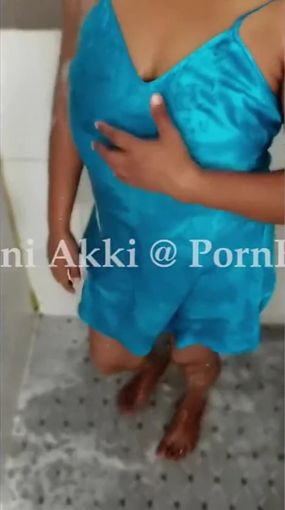 Sri Lankalı gecelik içinde banyo yapıyor ve edepsizce konuşuyor