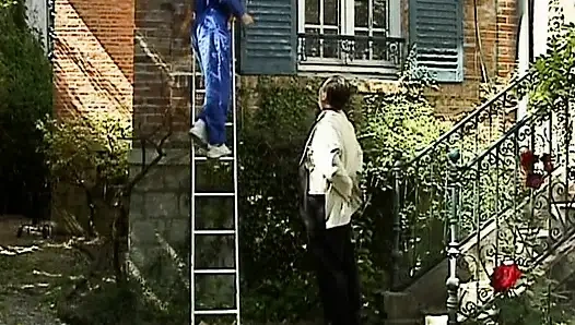 Alman sarışın orta yaşlı seksi kadın açık havada göt deliğini siktiriyor