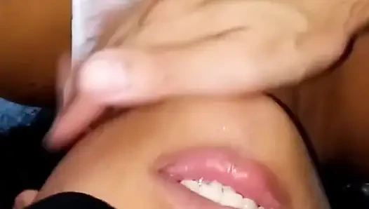 Üvey baba üvey kızına ilk kez gırtlağına kadar almayı ve işemeyi öğretiyor