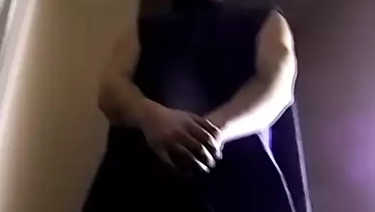 Dövmeler ve kaslar ile amatör damızlık güzel kendini memnun ediyor