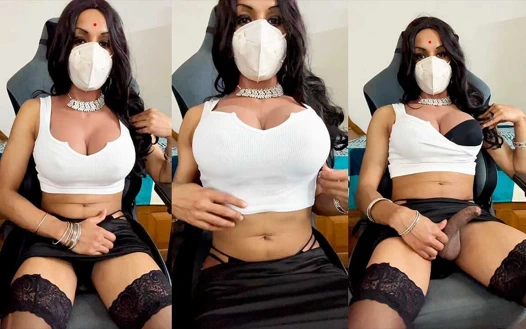 Travesti mini etekle mastürbasyon yapıyor