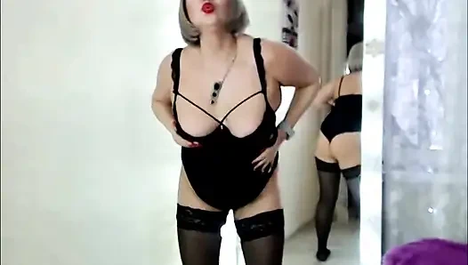 Olgun bir Rus web kamerası üvey annesinden canlandırıcı bir sabah dansı.!. ))