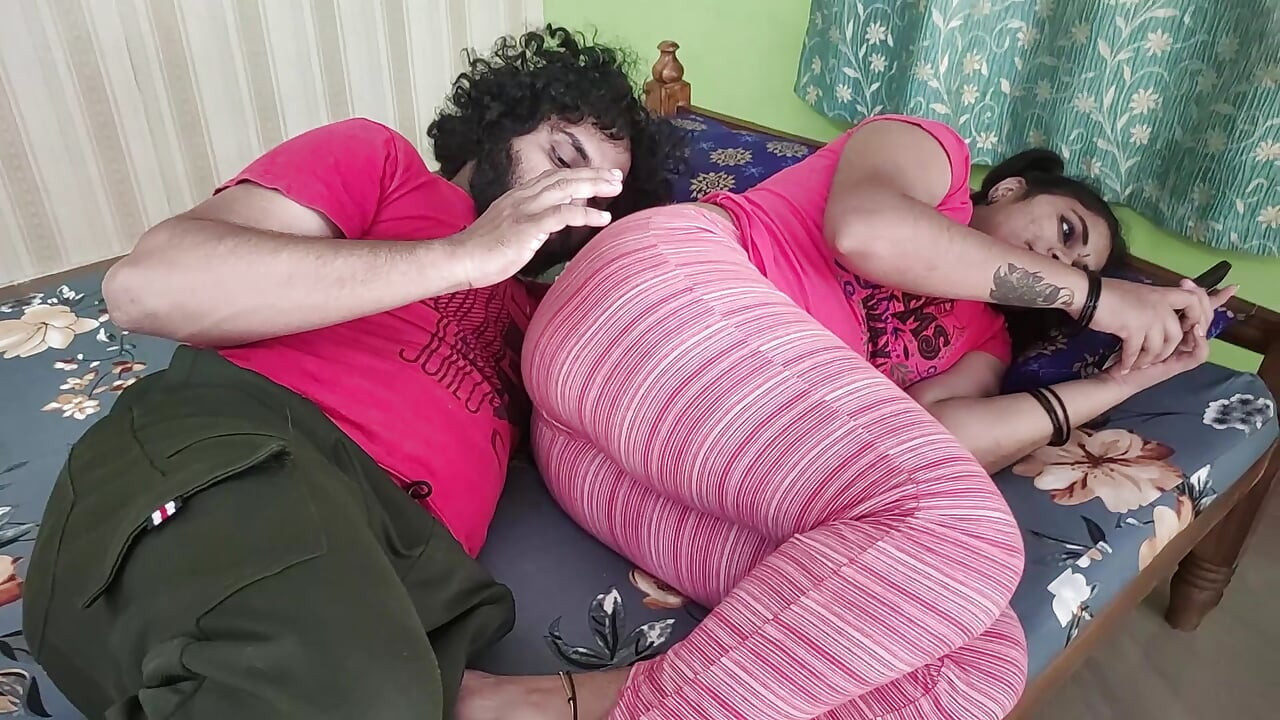 Üvey kız seksi hatunla baştan çıkarıyor ve seksinin tadını çıkarıyor