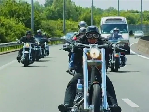Bisikletçiler çetesinin patronu eğimli gözlü ve büyük kavunlu egzotik dansçıyı onlara yol gösteriyor