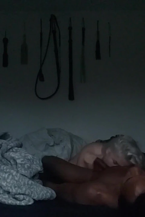 Ruhunu yarağının dışına emiyor