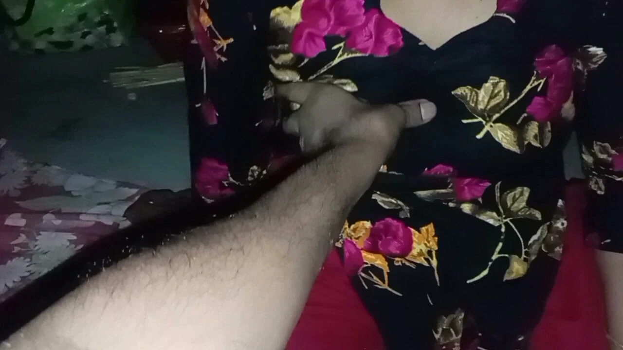 Siyah kıyafetli kızı meme uçlarından sıkıp duruyorum