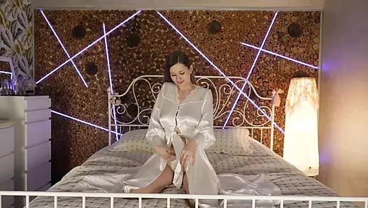 Stella Cardo lastik dildoyla sakso sanatını sergiliyor