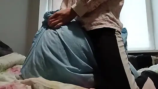 Süper sıska kız ebeveynleri onu yakalamasın diye amını yastığa ovuyor ve çabucak boşalıyor