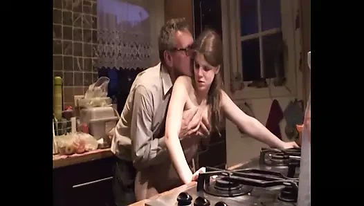 Genç piliç yaşlı bir adamın yarağıyla sikiliyor