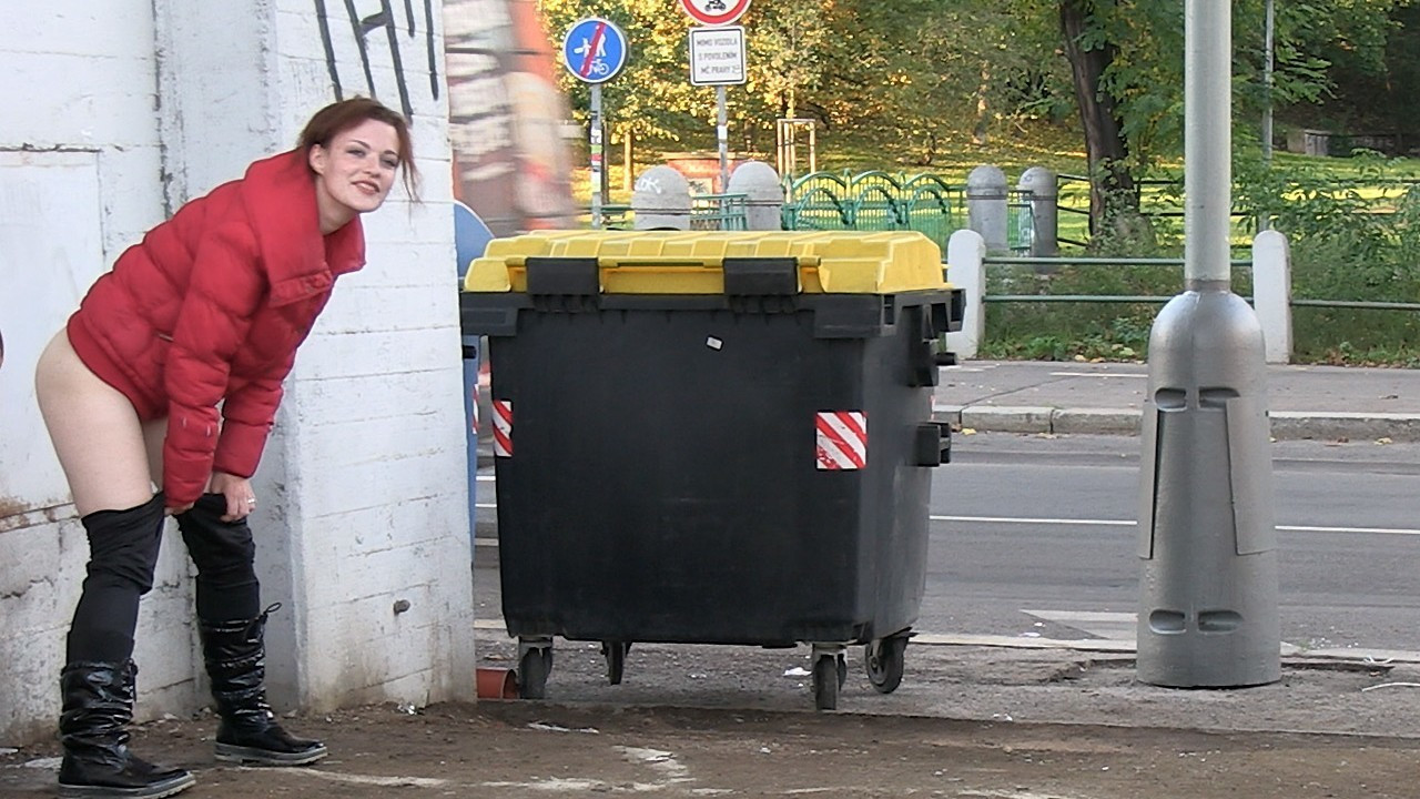teen esmer seviyor kamu pissing