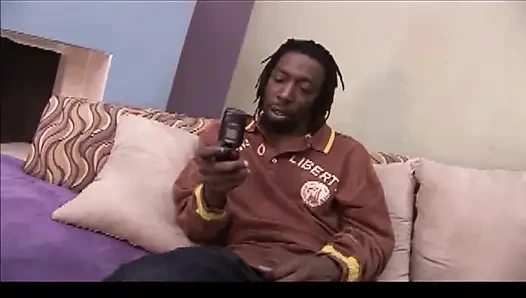 Güzel büyük memeli siyah bir amcık büyük siyah yarağa biniyor