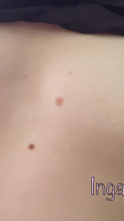 Ormanda göğüslerle oynayan bayan