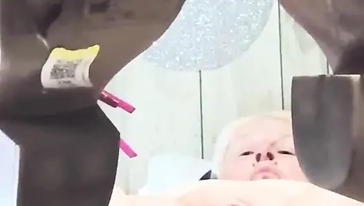 Bu azgın sürtük aklını kaybetmeden önce kaç kez mastürbasyon yapıyor?