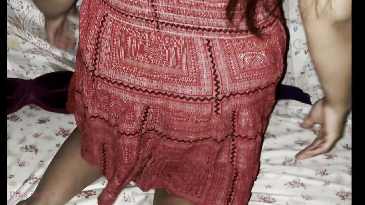 Ateşli desi seksi Hintli genç kız pika India ile ateşli romantik seks yapıyor. Ateşli desi kız Natasha aşk eğlencesini baştan çıkarıyor