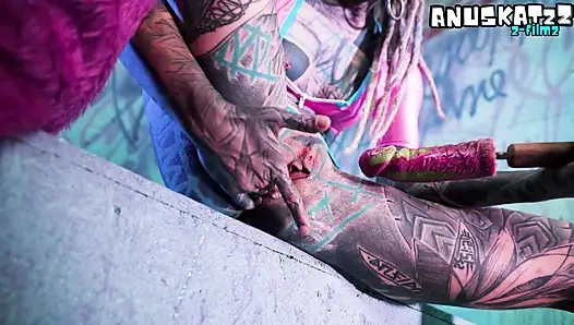 Tam kollu dövmeli koyu gotik hatun dp'nin götünü ve amını tek başına - terli oyuncak sikişiyor ve götten ağza