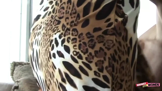 Erkeğini öpmek esmer orta yaşlı seksi kadını derin kalın dölleme havasına sokuyor