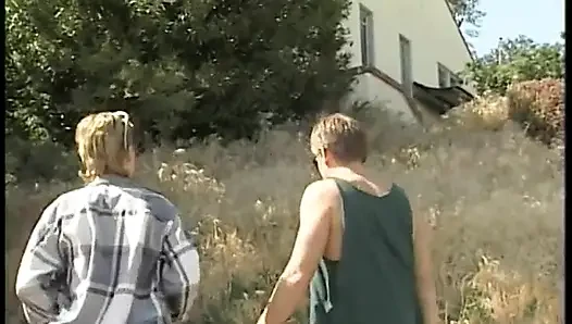 İki adam sürtük sarışının bir makine tarafından amından sikilmesini izliyor