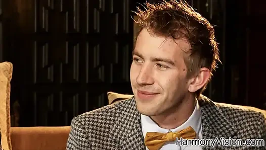 Erotik sarışın büyük bir yarak alıyor