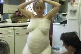 Muhteşem hamile sarışın milf eş Başlarken göbek döküm