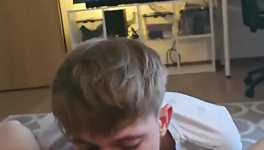 Bir sınıf arkadaşını emdi ve onu orgazm etti