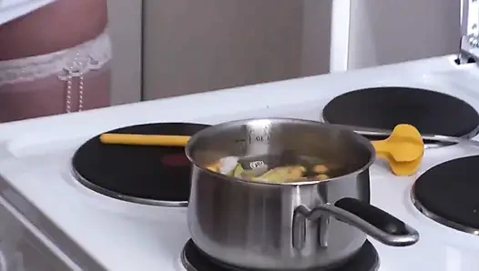 Piss Broth'un servisini pişiriyor