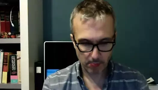 Eşcinsel adam yarağı gösteriyor