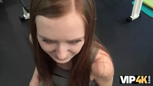 VIP4k. muhteşem genç kız sadece sporu ve parayı seviyor