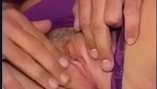 Kaslı adam ve seksi orta yaşlı seksi kadın amcık yalıyor