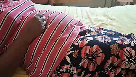 Yatakta dinlenirken orta yaşlı seksi üvey anne