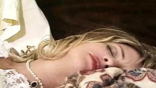 Hayallerinin sarışın bebeği bu