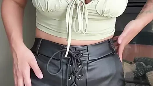 Orta yaşlı seksi öğretmen öğrencisinin babasını büyük göğüsleri ve seksi götüyle çevrimiçi azdırıyor