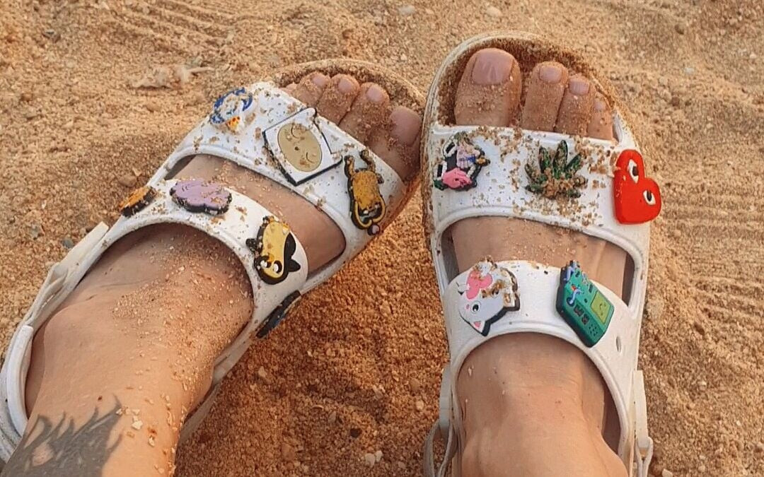 Crocs'taki Plajda Parmaklarıma Bak